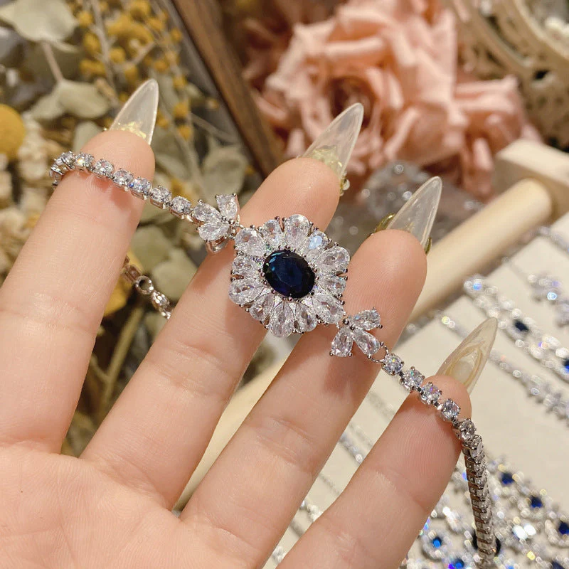 18K micro-inlaid diamond-encrusted colorful Tanzanian blue bracelet.