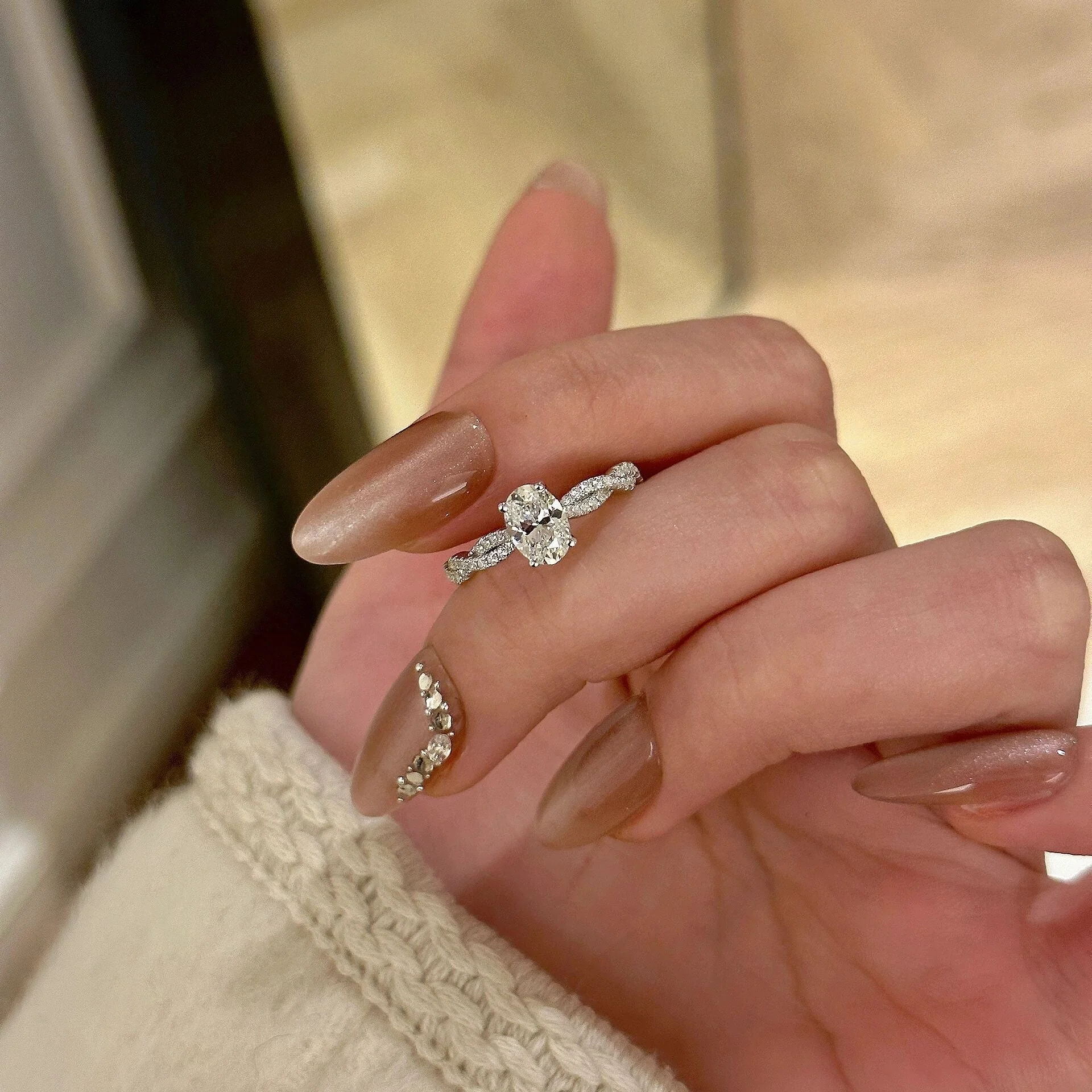 S925 Sterling Silver Rotating Ballet Spiral Oval Pigeon Egg Twisted Diamond Ring