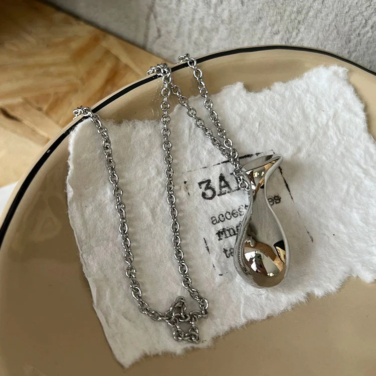 Silver braided bag necklace