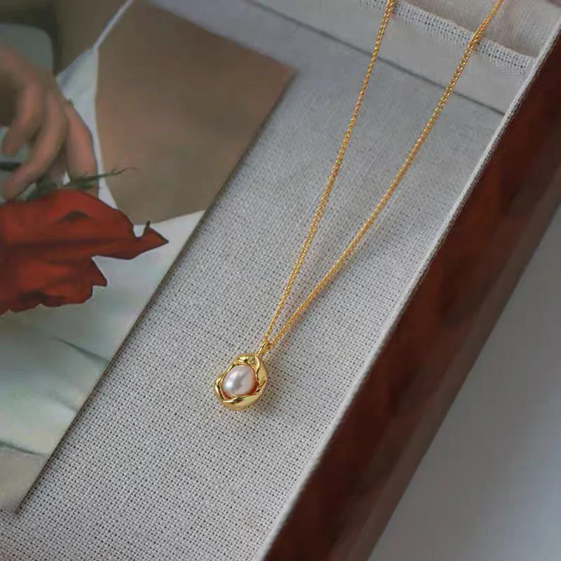 Double layered pea and pearl necklace