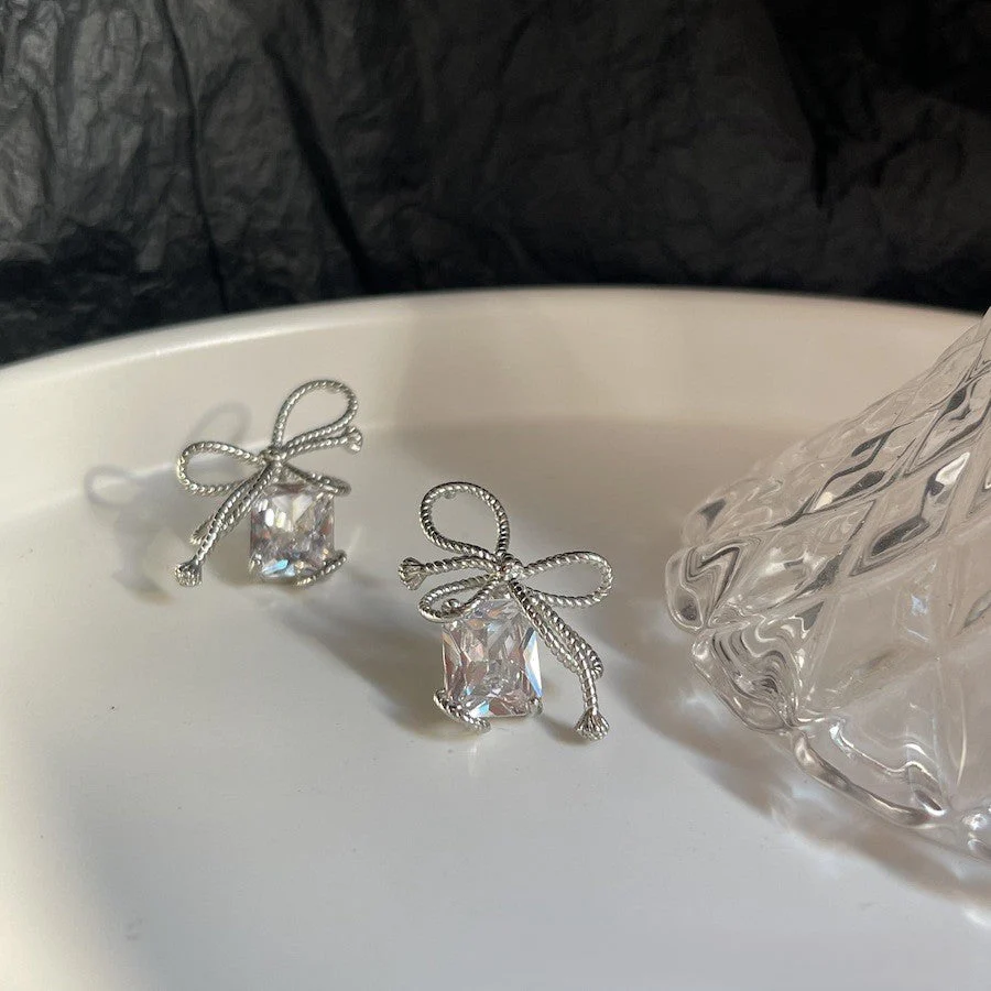 Diablo lava bow diamond zircon earrings