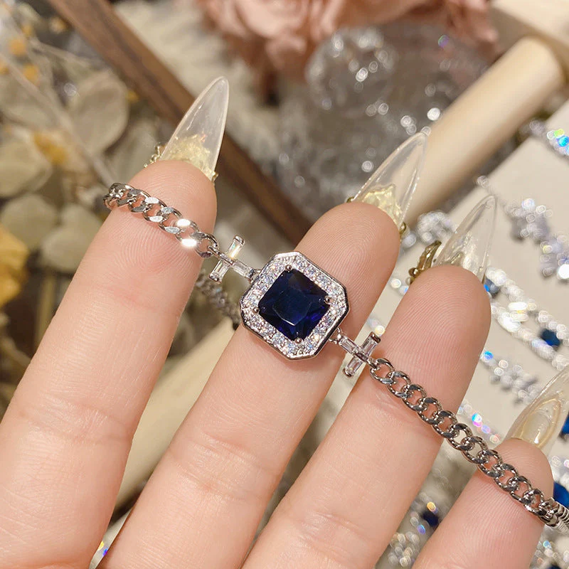 18K micro-inlaid diamond-encrusted colorful Tanzanian blue bracelet.