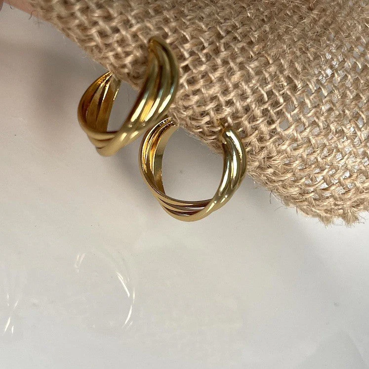 Ear nail with geometric ear clip without ear hole