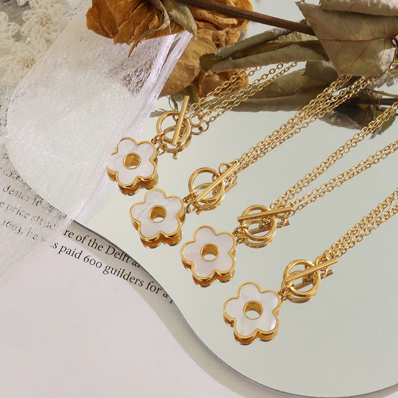 White Sea Shellfish Flower Ot Buckle Necklace