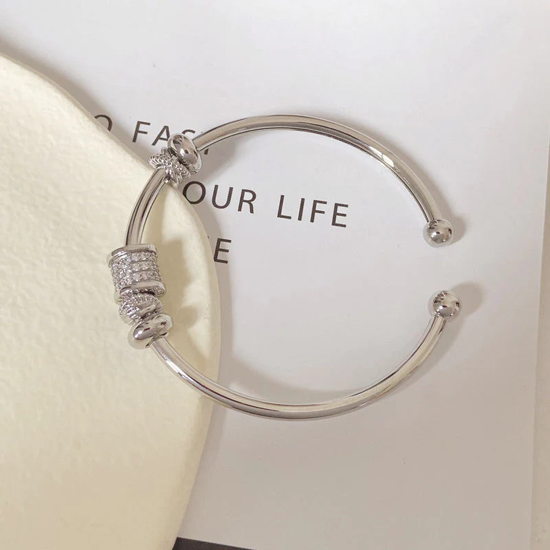 Small waist bracelet with adjustable opening design