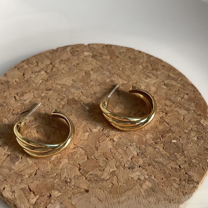 Ear nail with geometric ear clip without ear hole