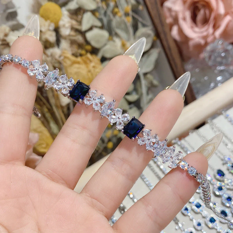 18K micro-inlaid diamond-encrusted colorful Tanzanian blue bracelet.