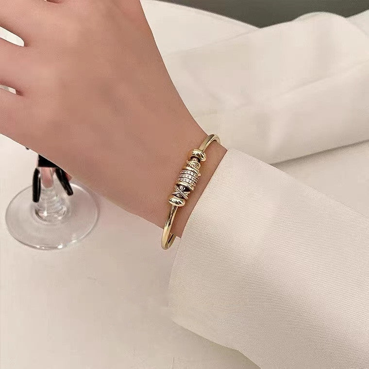 Small waist bracelet with adjustable opening design