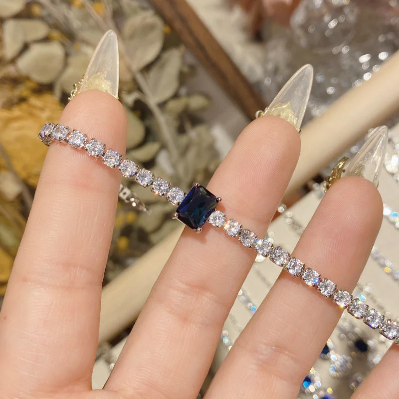 18K micro-inlaid diamond-encrusted colorful Tanzanian blue bracelet.