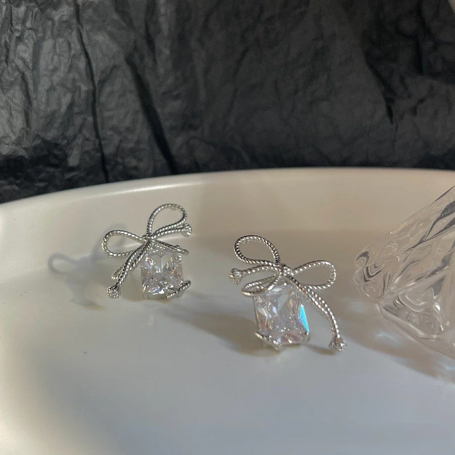 Diablo lava bow diamond zircon earrings