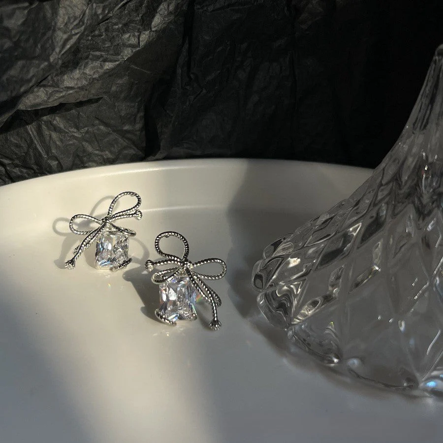 Diablo lava bow diamond zircon earrings